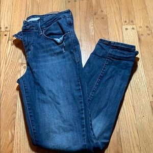 Levi Mid Rise Skinny Jeans Medium Wash